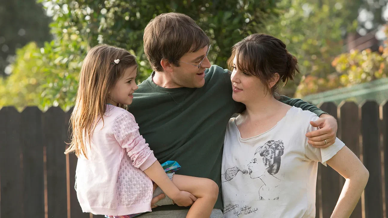 Mark Duplass junto a su esposa y su hija en una escena familiar de Togetherness, serie de comedia dramática en Max