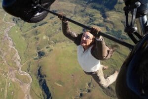 Tom Cruise se aguantan sin proteccion a un biplano en el aire en Mision imposible sentencia final