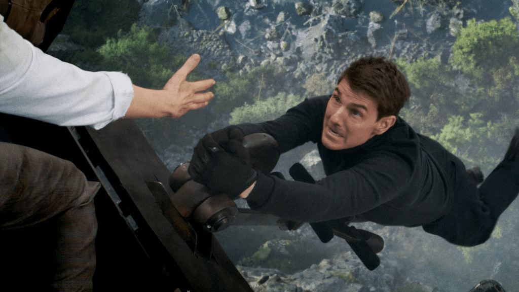 Ethan Hunt lucha por su vida en un tren que descarrilo en en Misión Imposible: Sentencia Mortal