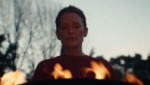 Julianne Moore frente al fuego en una escena de Echo Valley, el thriller de Apple TV+