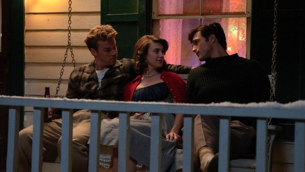 Escena de la película On Swift Horses con Daisy Edgar-Jones, Jacob Elordi y Will Poulter sentados en el porche, ambientada en los años 50.