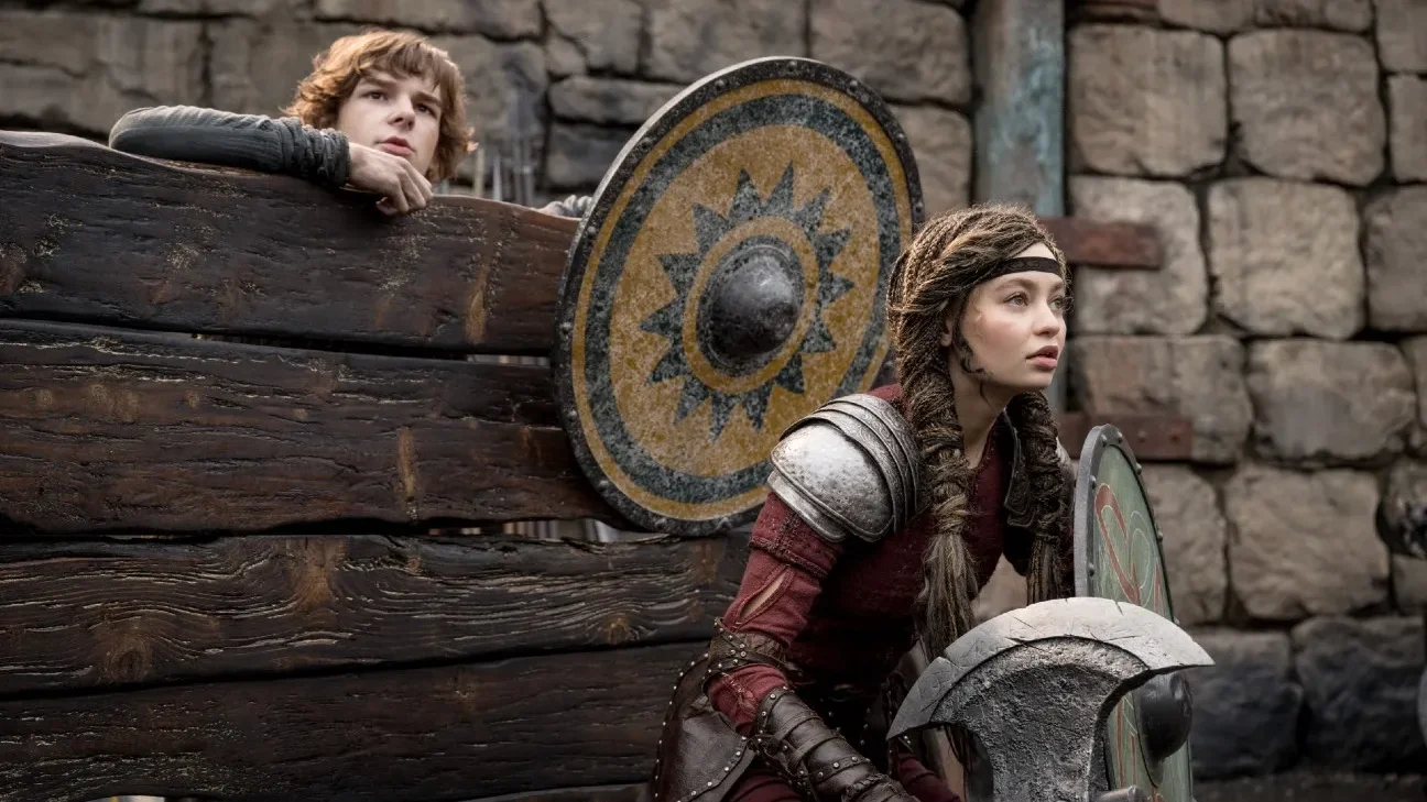 Mason Thames y Nico Parker en Cómo entrenar a tu dragón (2025)