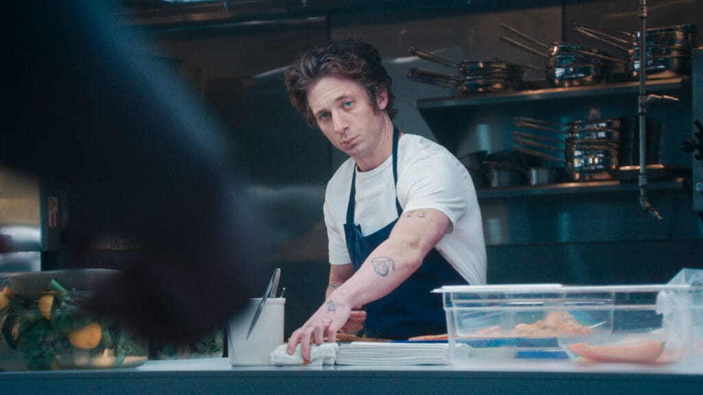 Carmy en la cocina del restaurante durante la cuarta temporada de The Bear, serie original de FX disponible en Disney+.