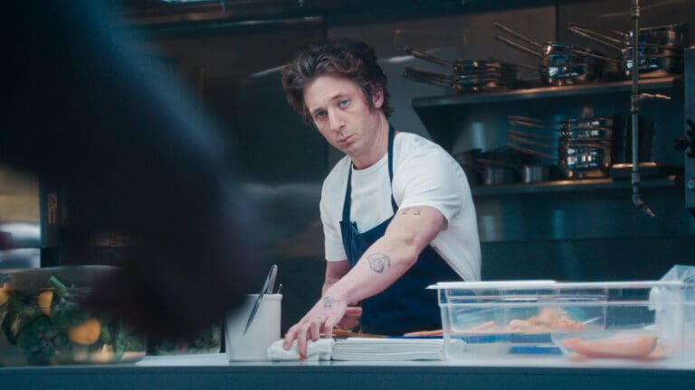 Carmy en la cocina del restaurante durante la cuarta temporada de The Bear, serie original de FX disponible en Disney+.
