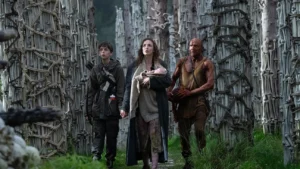 "Spike, su madre y un aliado avanzan entre columnas hechas de huesos en una escena de 'Exterminio: La evolución' (2025)"