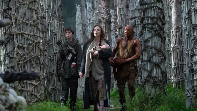 "Spike, su madre y un aliado avanzan entre columnas hechas de huesos en una escena de 'Exterminio: La evolución' (2025)"
