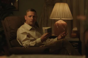 Craig (Tim Robinson) con gesto confundido durante una escena íntima de la comedia 'Friendship' (2025).