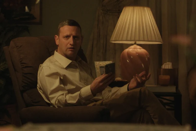 Craig (Tim Robinson) con gesto confundido durante una escena íntima de la comedia 'Friendship' (2025).