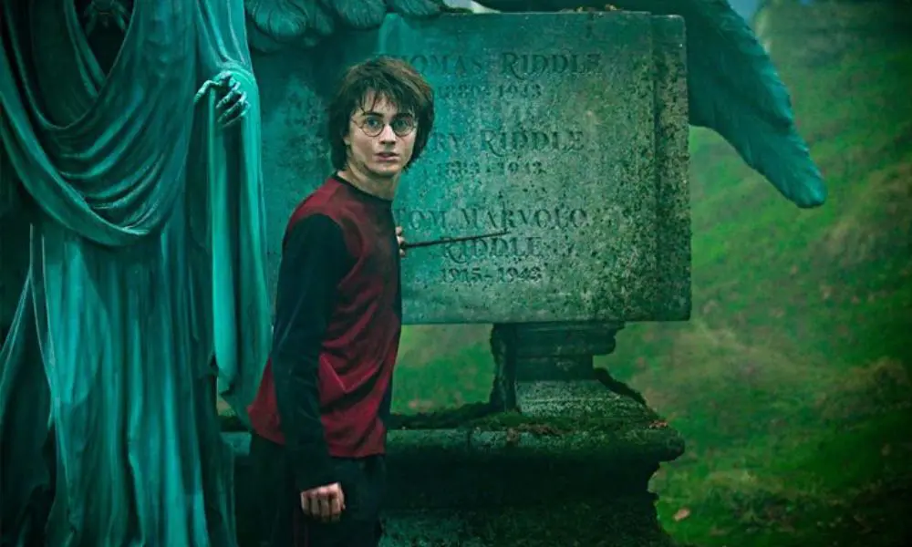 Harry Potter frente a la tumba de Tom Riddle en una escena de El Cáliz de Fuego (2005)