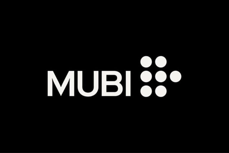 Logo oficial de la plataforma de streaming MUBI en fondo negro, MUBI conflicto Israel Palestina