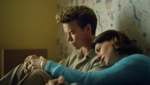 Will Poulter y Daisy Edgar-Jones en una escena íntima de On Swift Horses (2024)
