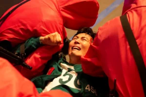 Gi-hun rodeado por guardias en la temporada final de El juego del calamar, serie de Netflix