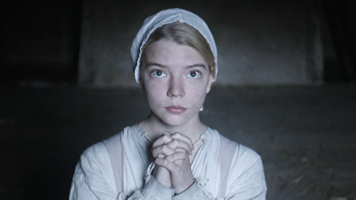Anya Taylor-Joy como Thomasin en The Witch (2015), en una escena clave del thriller de terror dirigido por Robert Eggers.