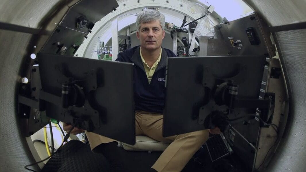 Un ingeniero dentro del sumergible Titán antes del accidente de OceanGate, en una escena del documental de Netflix