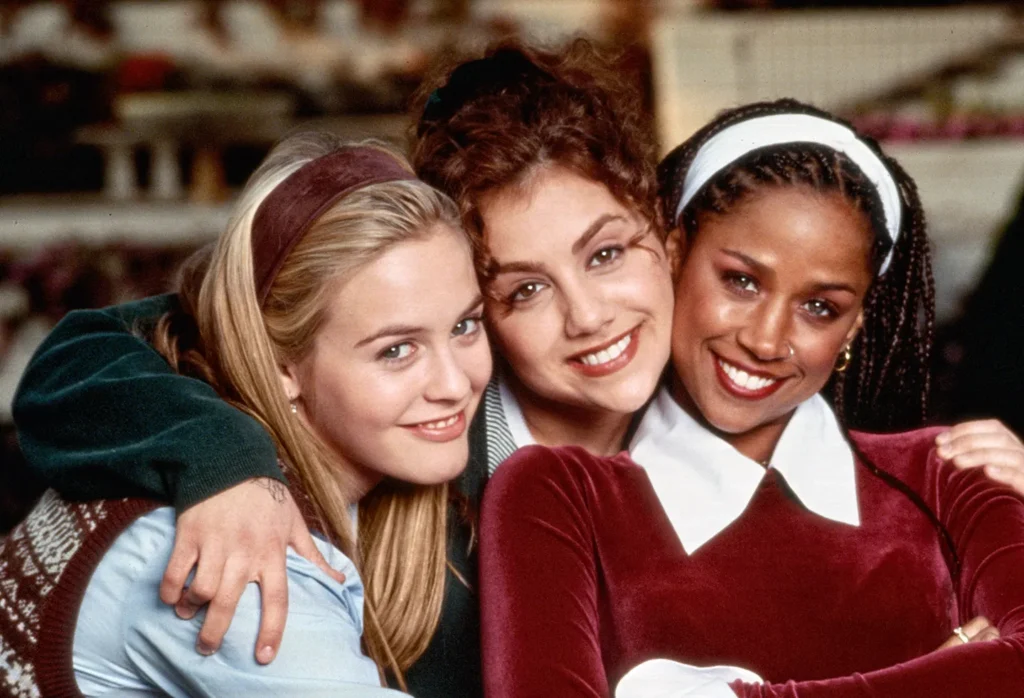 Alicia Silverstone, Brittany Murphy y Stacey Dash en Clueless (1995), íconos de la moda y la cultura pop adolescente de los años 90