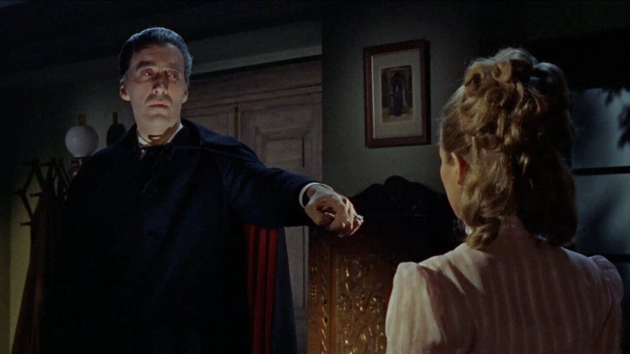 Christopher Lee como Drácula hipnotizando a una víctima en Dracula: Prince of Darkness (1966), uno de sus papeles más icónicos en el cine de terror.