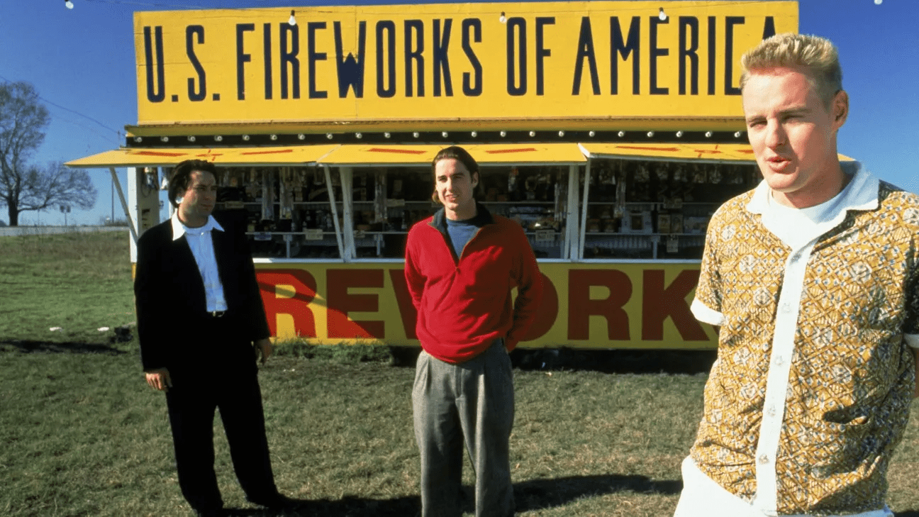 Escena de la película "Bottle Rocket" con Owen Wilson y Luke Wilson frente a un local de fuegos artificiales.
