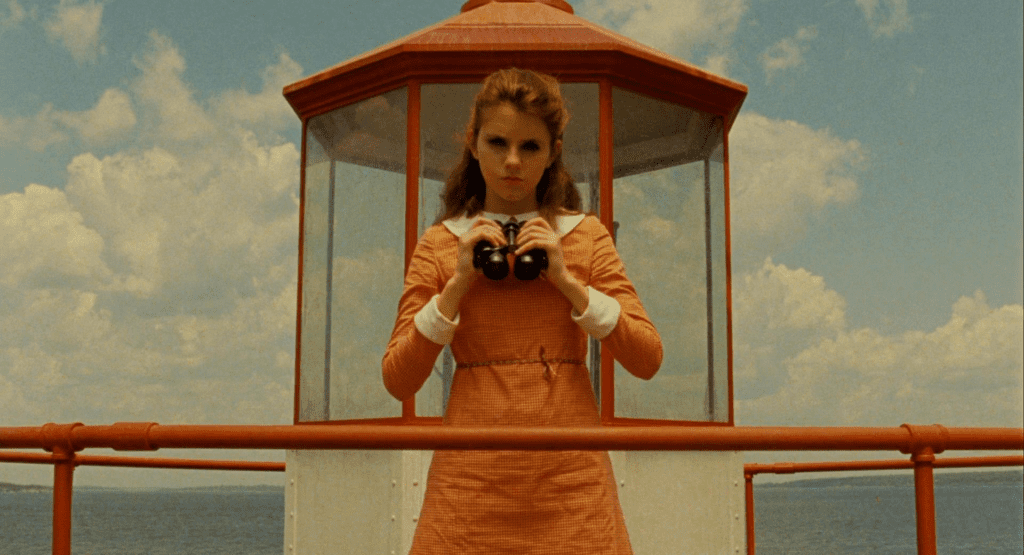 Fotograma de "Moonrise Kingdom" con Suzy (Kara Hayward) observando desde el faro, en una de las escenas más icónicas del cine de Wes Anderson.