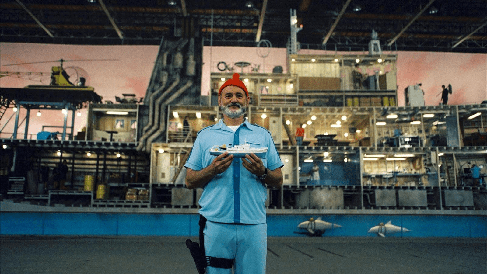 Bill Murray como Steve Zissou frente al barco seccionado en "Life Aquatic", dirigida por Wes Anderson.