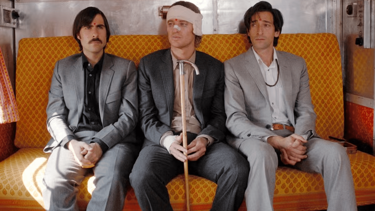 Los hermanos Whitman sentados en el tren en una escena de "The Darjeeling Limited" (2007), dirigida por Wes Anderson.
