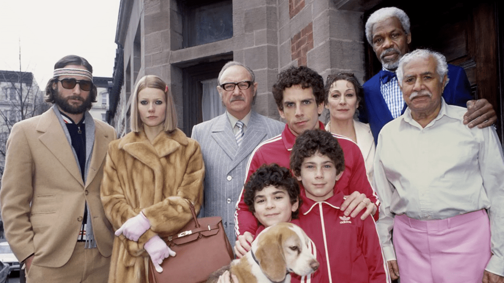 El elenco principal de The Royal Tenenbaums (Los excéntricos Tenenbaums), una de las películas más emblemáticas de Wes Anderson, posando frente a la casa familiar.