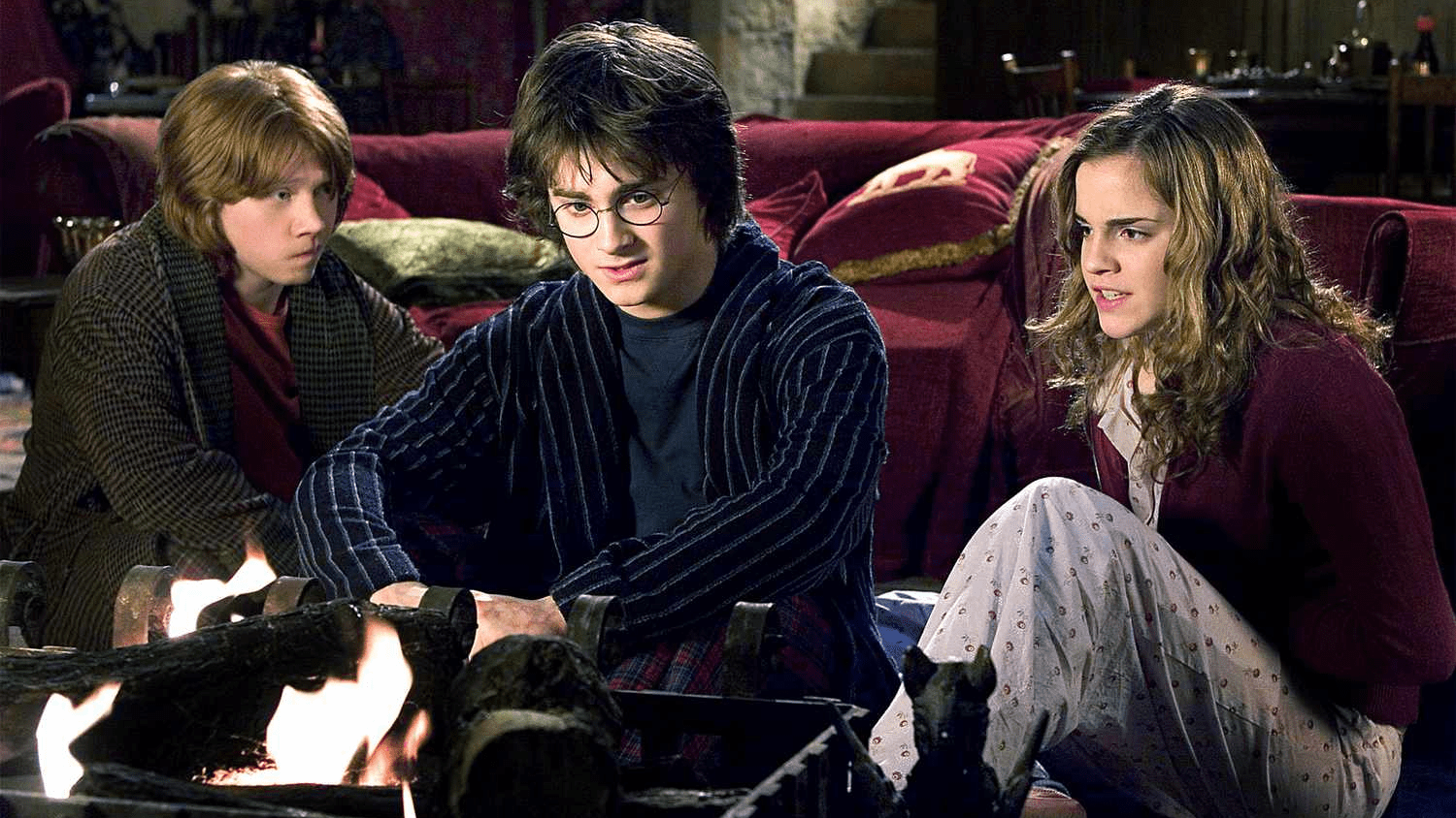 Ron, Harry y Hermione frente a la chimenea en El Cáliz de Fuego (2005)