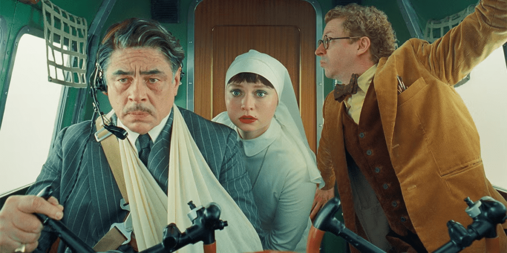 Benicio del Toro, Mia Threapleton y Michael Cera en The Phoenician Scheme de Wes Anderson
