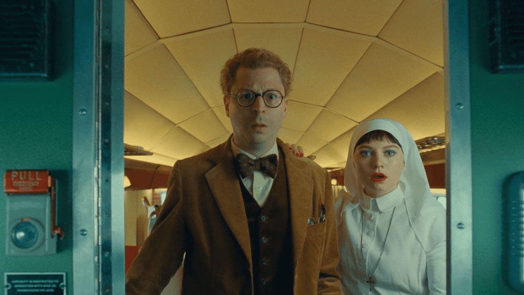 Mia Threapleton y Michael Cera en The Phoenician Scheme de Wes Anderson