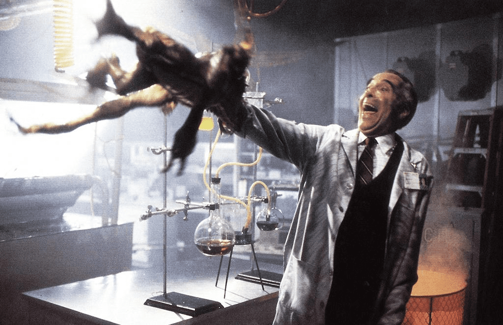 Christopher Lee como el Dr. Catheter en Gremlins 2: The New Batch (1990), momentos antes de su muerte a manos de los gremlins en el laboratorio.