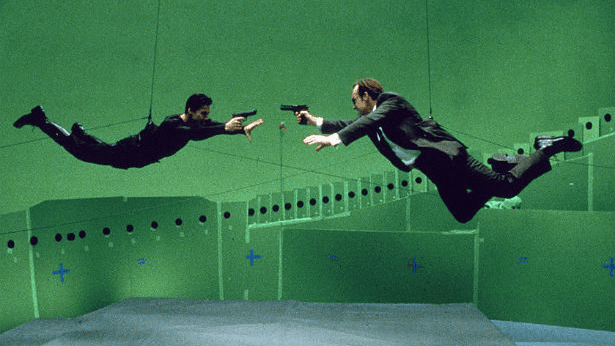 Escena detrás de cámaras de Matrix mostrando el efecto bullet time con pantalla verde y cables de suspensión