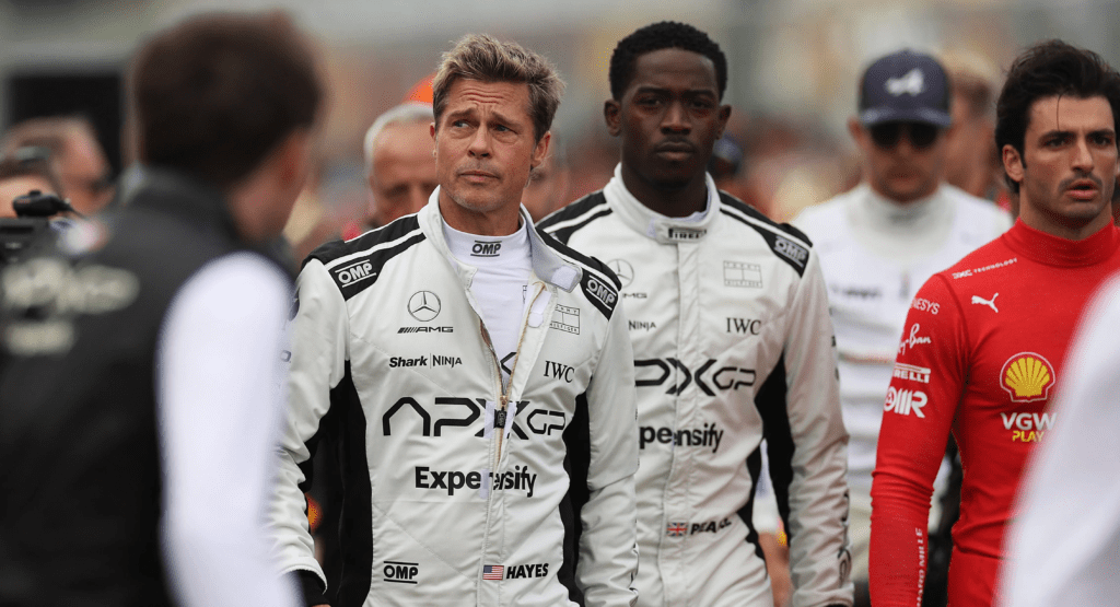 Brad Pitt y Damson Idris con trajes de piloto durante el rodaje de F1: La Película