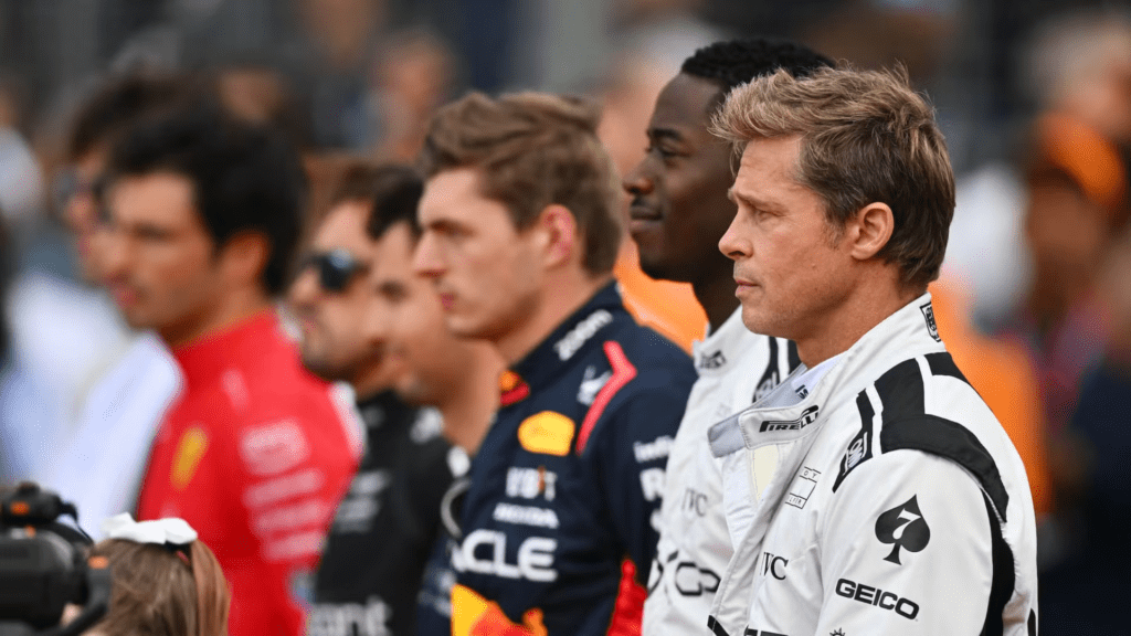 Brad Pitt junto a pilotos reales de Fórmula Uno durante el rodaje de F1: La Película
