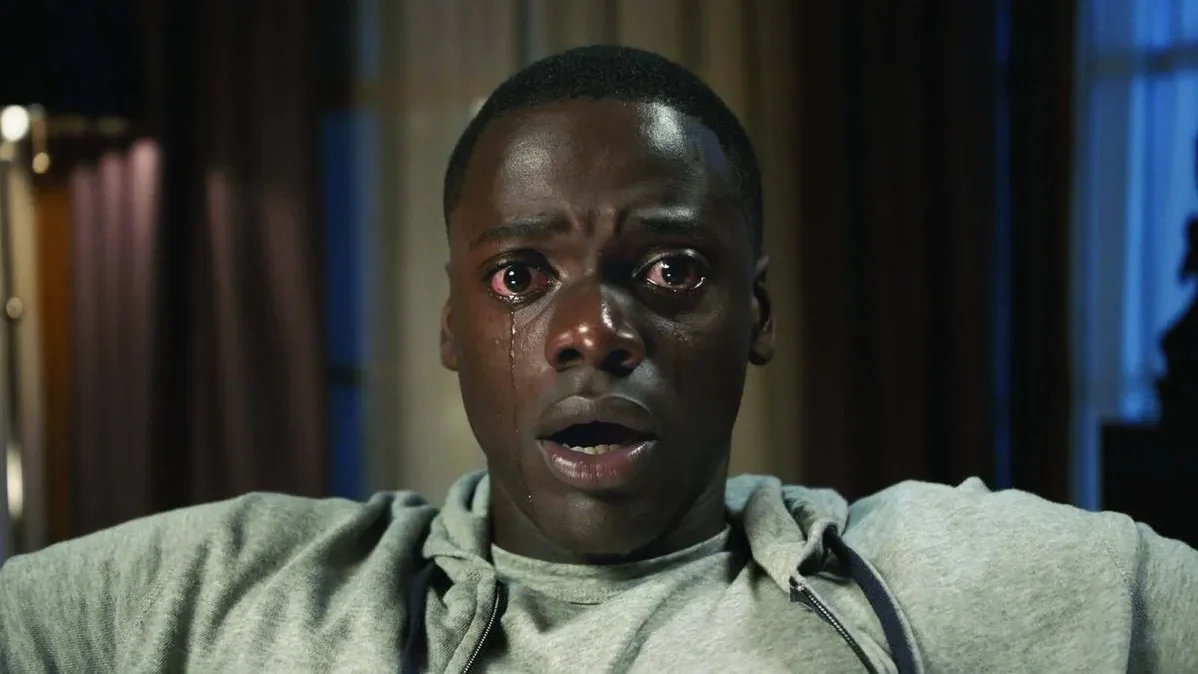  Daniel Kaluuya con lágrimas en los ojos en una escena clave de Huye (Get Out), el thriller psicológico dirigido por Jordan Peele.