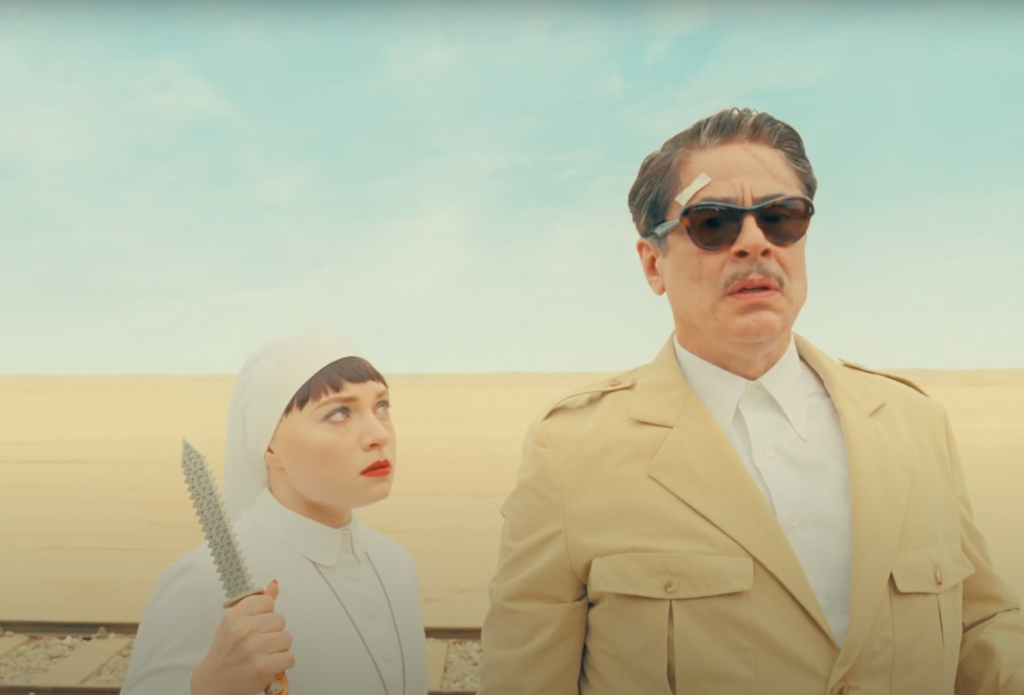 Benicio del Toro, Mia Threapleton y Michael Cera en The Phoenician Scheme de Wes Anderson