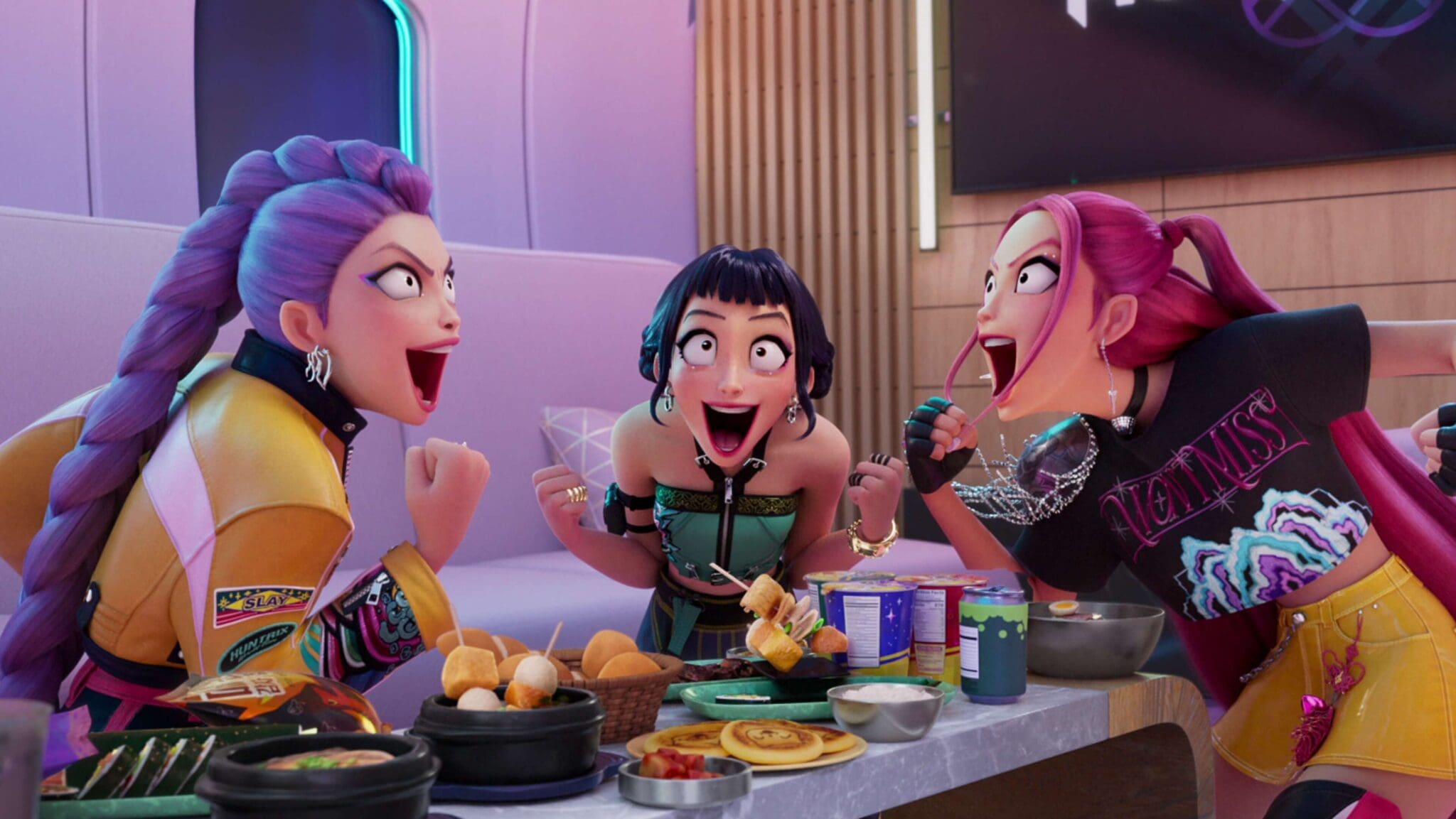 Las protagonistas de K-Pop Demon Hunters celebran juntas en una escena llena de color, comida coreana y energía desbordante.