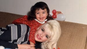 Mariska Hargitay y su madre Jayne Mansfield en una vieja foto de documental My Mom Jayne