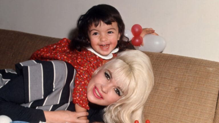 Mariska Hargitay y su madre Jayne Mansfield en una vieja foto de documental My Mom Jayne