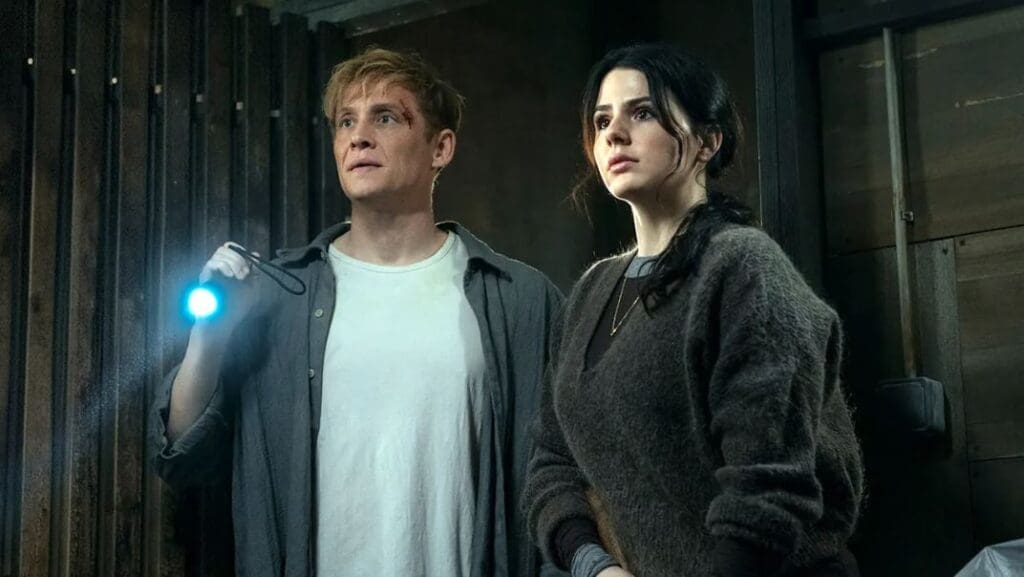 Matthias Schweighöfer y Ruby O. Fee en una escena de El Muro Negro (Brick), la nueva película alemana de ciencia ficción disponible en Netflix.