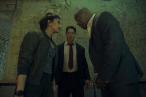 John Cena e Idris Elba discuten en una escena de acción de Jefes de Estado, la comedia explosiva de Amazon Prime Video.