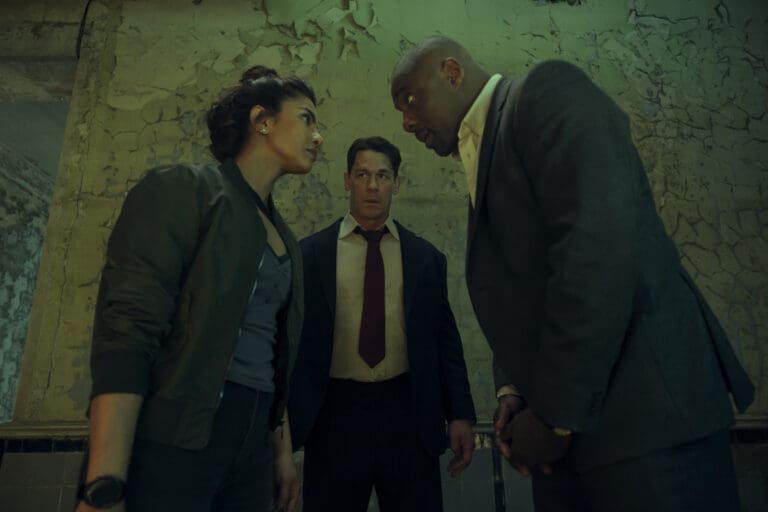 John Cena e Idris Elba discuten en una escena de acción de Jefes de Estado, la comedia explosiva de Amazon Prime Video.