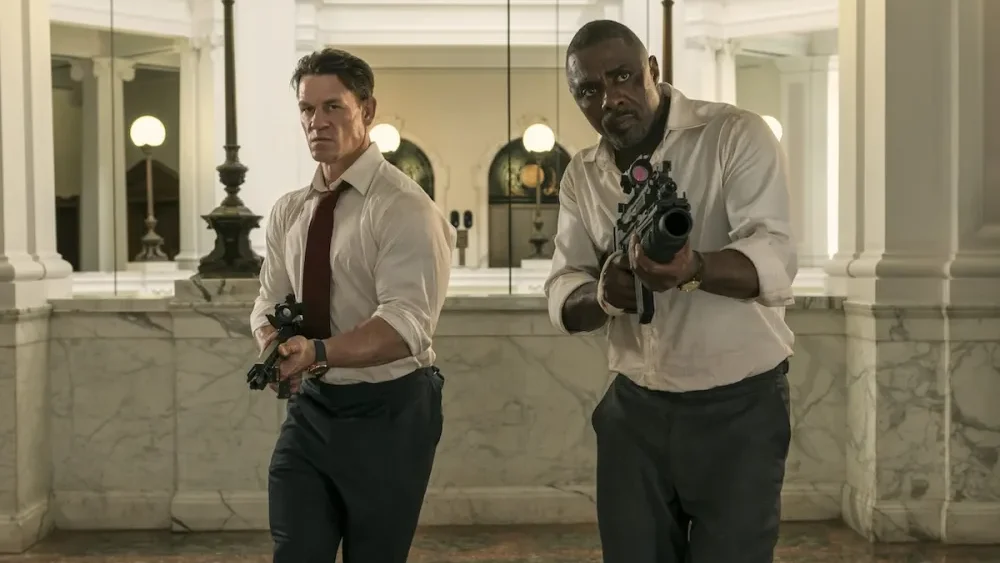 John Cena e Idris Elba armados en una escena de acción de Jefes de Estado, la comedia explosiva de Amazon Prime Video.