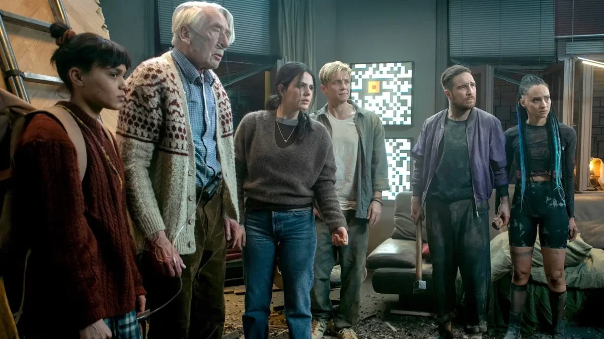 Los protagonistas de El Muro Negro (Brick) observan con preocupación mientras intentan escapar del edificio rodeado por misteriosas paredes negras en esta película alemana de ciencia ficción.