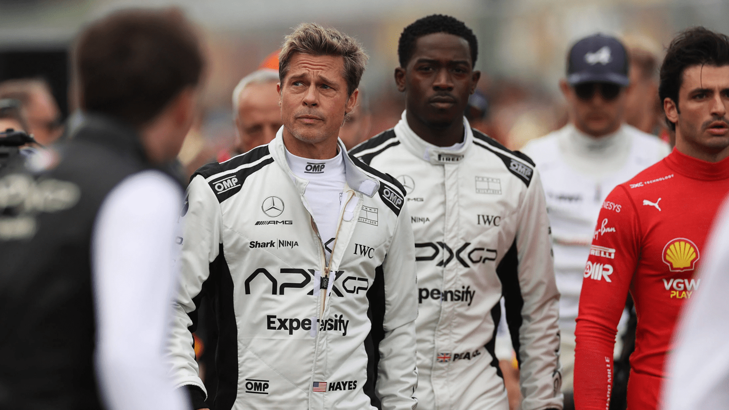 Brad Pitt y Damson Idris con trajes de piloto durante el rodaje de F1: La Película