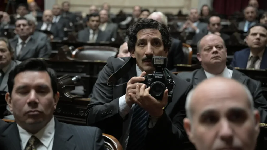 Juan Minujín como el fotografo de MENEM en la serie MENEM de Amazon Prime Video 2025