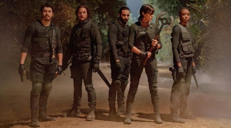 El equipo de inmortales liderado por Andy (Charlize Theron) se prepara para la batalla en The Old Guard 2 (2024), la secuela de acción de Netflix.