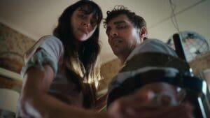 Dave Franco y Alison Brie en Together pelicula