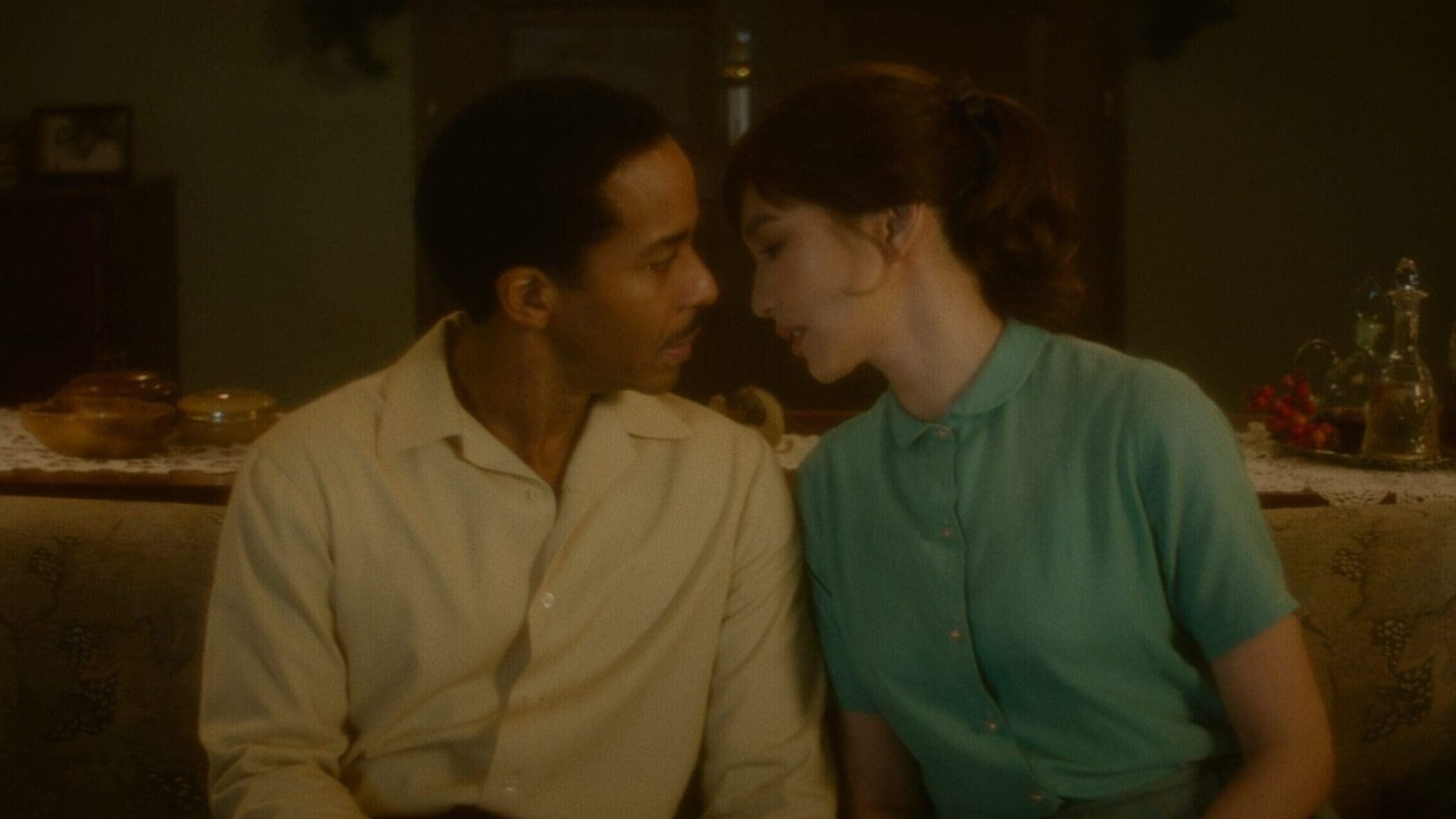 André Holland y Gemma Chan en la película The Actor.