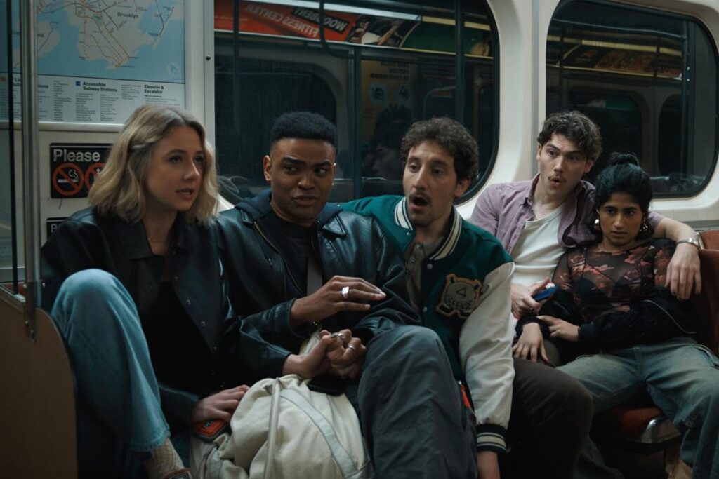 El elenco de Adults la serie de Disney en el tren