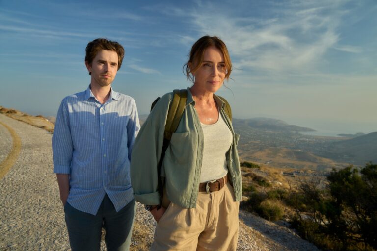 Keeley Hawes y Freddie Highmore en The Assasin