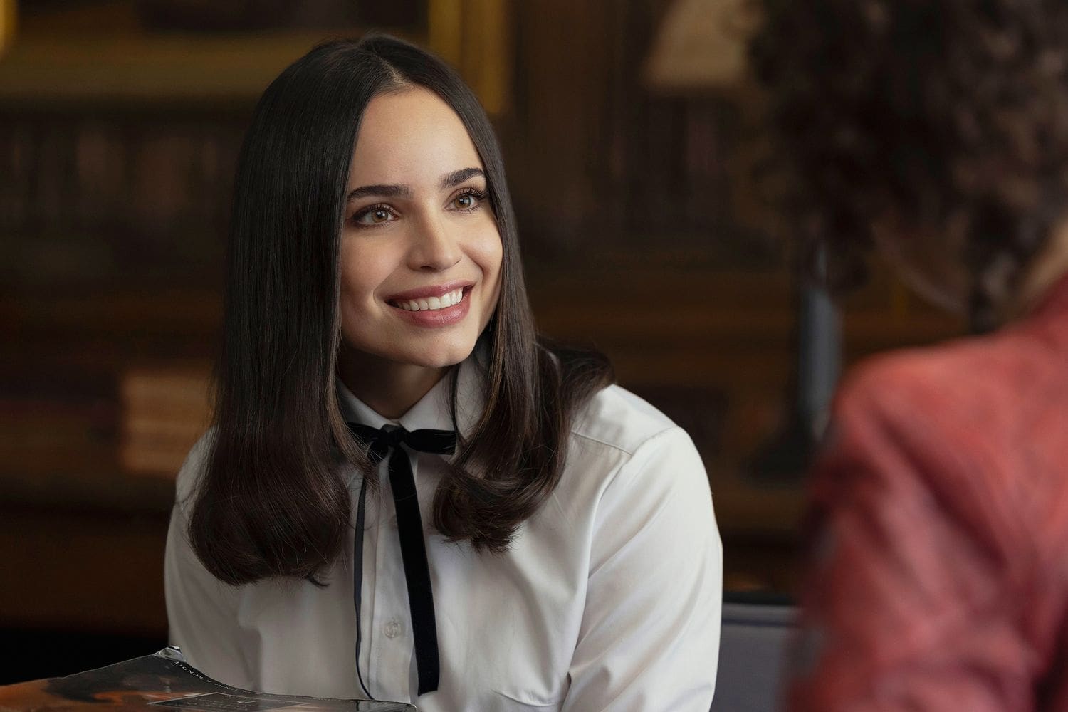 Sofia Carson en Mi año en oxford pelicula de Netflix